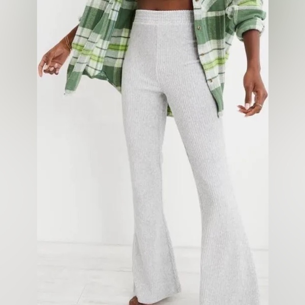Aerie Groove-On Velour High Waisted Flare Pant
Medium Heather Grey